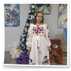 Студенти і викладачів ОПП «Народне пісенне мистецтво та хорове диригування» – активних і постійних учасників культурно-мистецьких заходів нашого міста фольклористичний гурт «Слобожаночка» (керівник Олена Шишкіна ) та Капустян Марія, студентка 3 курсу (керівник Аліна Нікітенко) були запрошені 18 грудня 2025 року на відкриття виставки живопису «Слобожанські візерунки»