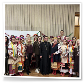 22 грудня 2025 року Різдвяно-святковим і водночас теплим та родинним був сьогоднішній звітний концерт здобувачів освіти освітньо-професійної програми «Народне пісенне мистецтво та хорове диригування».