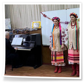 22 грудня 2025 року Різдвяно-святковим і водночас теплим та родинним був сьогоднішній звітний концерт здобувачів освіти освітньо-професійної програми «Народне пісенне мистецтво та хорове диригування».