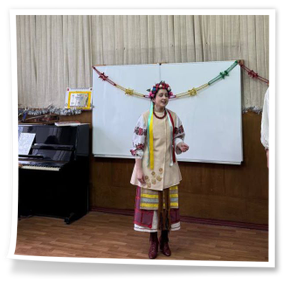 22 грудня 2025 року Різдвяно-святковим і водночас теплим та родинним був сьогоднішній звітний концерт здобувачів освіти освітньо-професійної програми «Народне пісенне мистецтво та хорове диригування».