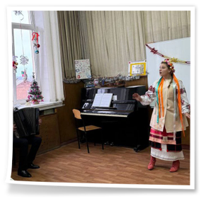 22 грудня 2025 року Різдвяно-святковим і водночас теплим та родинним був сьогоднішній звітний концерт здобувачів освіти освітньо-професійної програми «Народне пісенне мистецтво та хорове диригування».