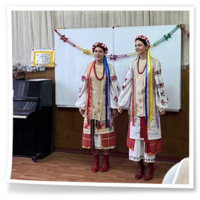 22 грудня 2025 року Різдвяно-святковим і водночас теплим та родинним був сьогоднішній звітний концерт здобувачів освіти освітньо-професійної програми «Народне пісенне мистецтво та хорове диригування».